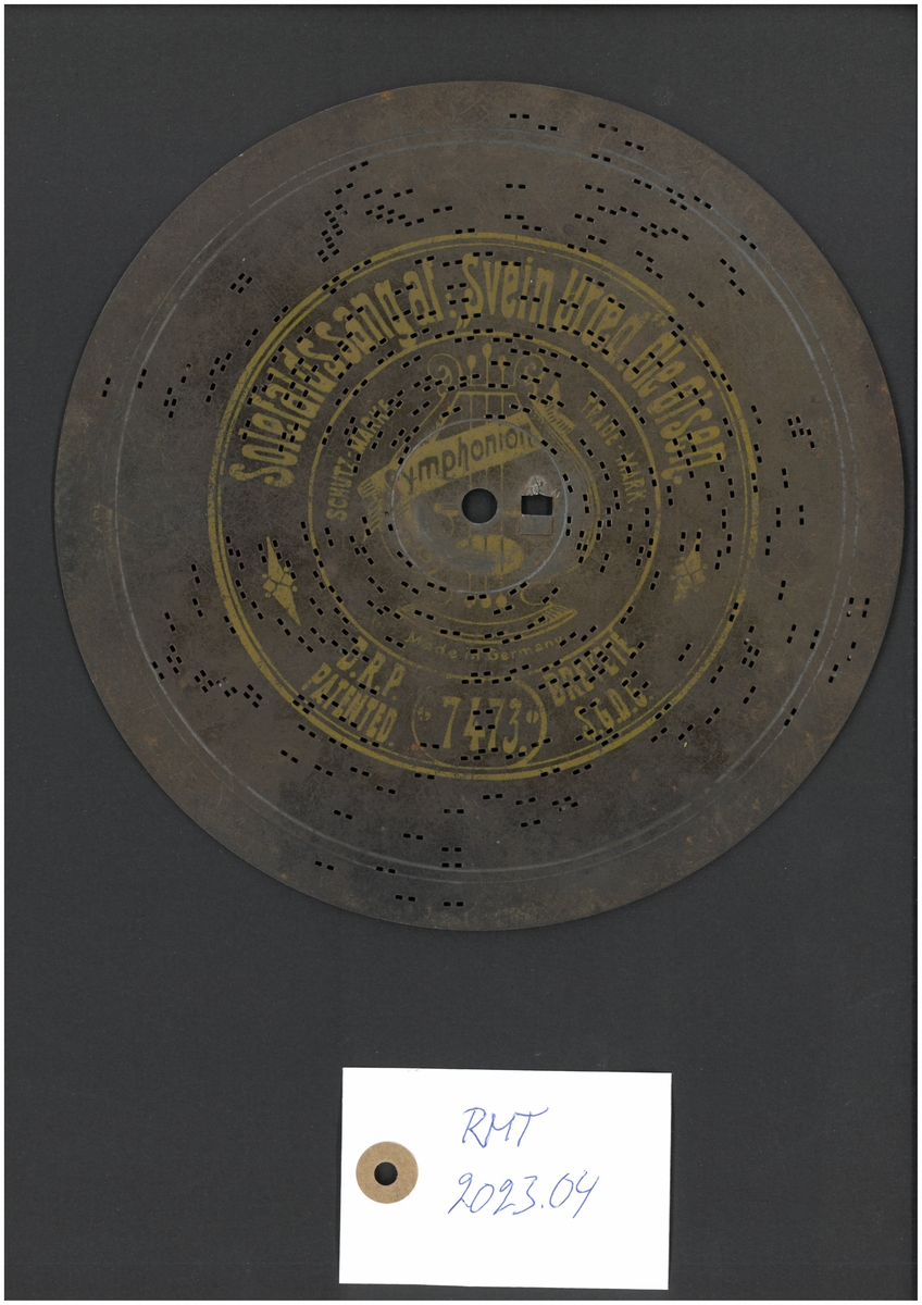Perforert metallplate med pigger på undersiden. Programmert musikk for platespilledåse.
41-spor, Ø 19 cm.
Drivsystem: Sentrumshull med kvadratisk "satellithull" ved siden (7x5 mm). 
Sentrumhull, diameter: 8 mm
P-formet pigger på underside av platen. 

Avstand mellom 10 spor: ca 17,3 mm.
Avstand sentrumsaksling – første spor:  ca 20,5 mm
Total bredde spor:  ca 69 mm
