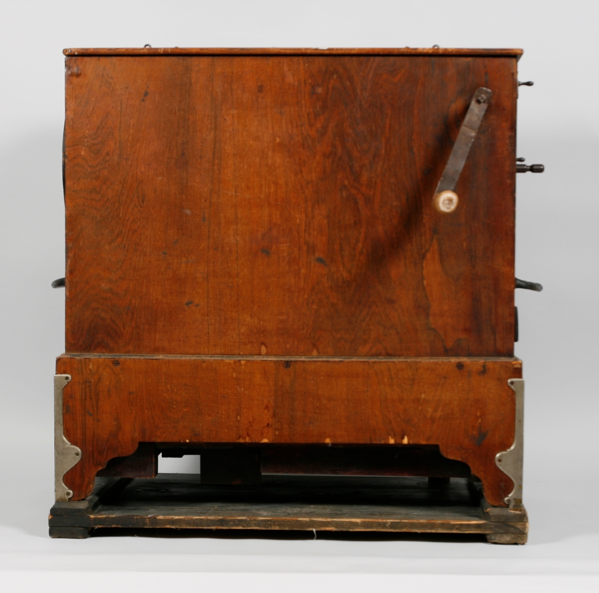 Mekanisk instrument med 8 melodier, 44 toner og 5(?) register.
Repertoar fra 1910-tallet, tysk/fransk populær musikk.

Kasse i tre, på fire hjørneben med messingbeslagfastmontert på bunnplate, muligens sekundært. Håndtak av messing på hver kortside. Todelt lokk, én del dekker sylinderen av tre, den andre delen dekker pipene. 

Piper, i hovedsak av nåletre (med front og forslag av løvtre, og stemmeplater i messing og zink?). Ialt fire sleifer (muligens én stemme i tillegg). Tre stemmer (?) står på vindlade, én stemme med liggende piper under kassen, samt 13 bambus-rør på undersien (ukjent stemmefunksjon, muligens noen form av perkusjon?). Stemmer sett forfra på vindladen: 

- 17 stk. dekket fasadepiper, hvitmalt forside, plassert i pyramideform + 5 gedakt (1 mangler hatt) + 2 gedakt, hjørnepiper
- 1 gedakt +18 åpne, i pyramideform + 1 åpen og 3 gedakt
- 4 åpne piper i vinkel (1 mangler)(detaljebilder største, t.v.)+ 8 åpne + 5 gedakt
- 19 gedakt, liggende piper i vinkel (underside)
- 13 bambusstaver (undersde, uklar funksjon)

Sylinder av tre med metallstifter. Sylinderen trukket med hvitt papir. Aksel av messing. I alt åtte melodier. Melodiene kan endres ved at sylinderen trekkes fram og tilbake, låsmekanisme i messing på kassens side. Melodinavn på melodikort (se sep. dokument: "Innskrifter").

Spilleverk inne i kassen. En sveiv pumper luft til pipene via en  belg og setter samtidlig valsen i bevegelse.