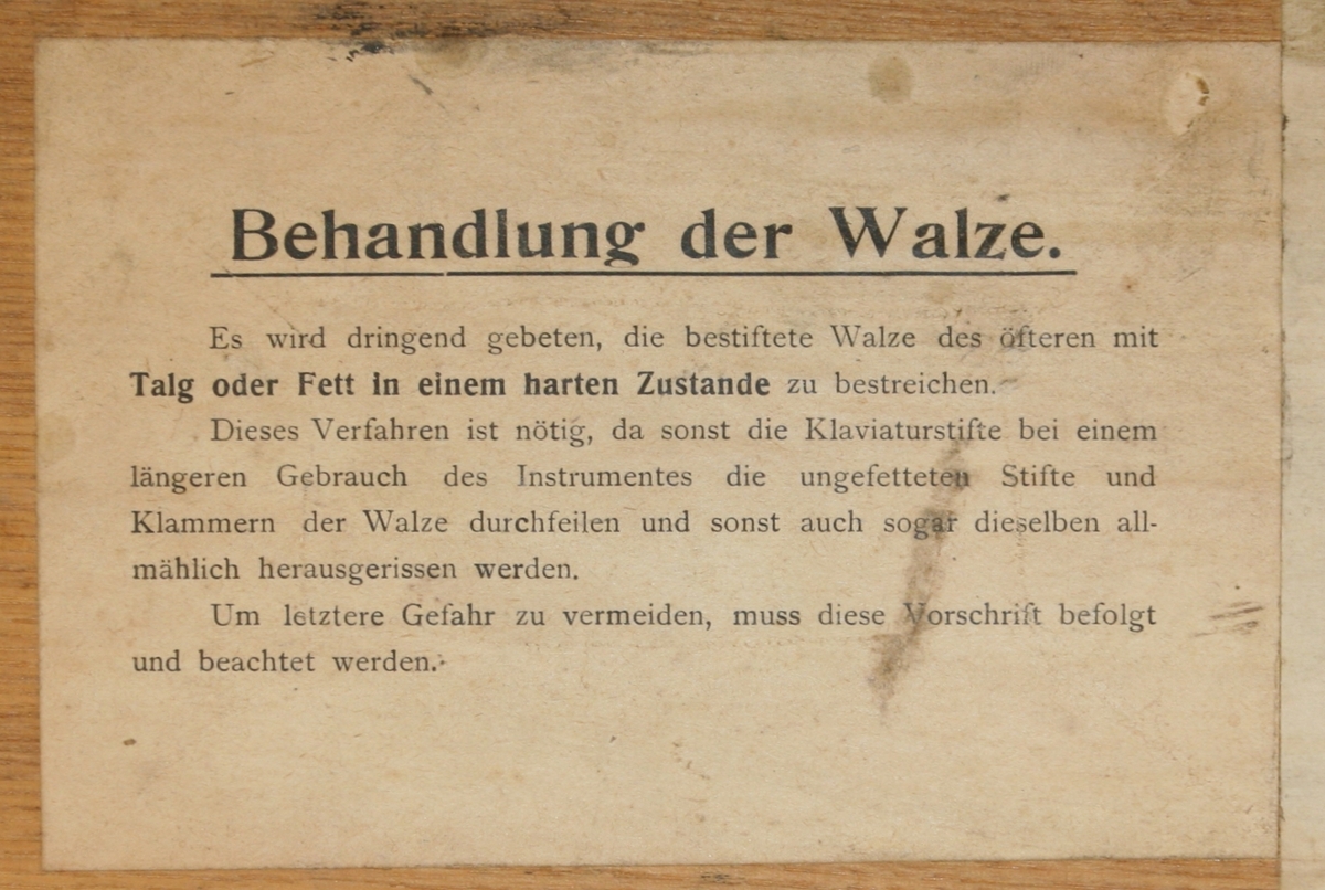 Mekanisk instrument med 8 melodier, 44 toner og 5(?) register.
Repertoar fra 1910-tallet, tysk/fransk populær musikk.

Kasse i tre, på fire hjørneben med messingbeslagfastmontert på bunnplate, muligens sekundært. Håndtak av messing på hver kortside. Todelt lokk, én del dekker sylinderen av tre, den andre delen dekker pipene. 

Piper, i hovedsak av nåletre (med front og forslag av løvtre, og stemmeplater i messing og zink?). Ialt fire sleifer (muligens én stemme i tillegg). Tre stemmer (?) står på vindlade, én stemme med liggende piper under kassen, samt 13 bambus-rør på undersien (ukjent stemmefunksjon, muligens noen form av perkusjon?). Stemmer sett forfra på vindladen: 

- 17 stk. dekket fasadepiper, hvitmalt forside, plassert i pyramideform + 5 gedakt (1 mangler hatt) + 2 gedakt, hjørnepiper
- 1 gedakt +18 åpne, i pyramideform + 1 åpen og 3 gedakt
- 4 åpne piper i vinkel (1 mangler)(detaljebilder største, t.v.)+ 8 åpne + 5 gedakt
- 19 gedakt, liggende piper i vinkel (underside)
- 13 bambusstaver (undersde, uklar funksjon)

Sylinder av tre med metallstifter. Sylinderen trukket med hvitt papir. Aksel av messing. I alt åtte melodier. Melodiene kan endres ved at sylinderen trekkes fram og tilbake, låsmekanisme i messing på kassens side. Melodinavn på melodikort (se sep. dokument: "Innskrifter").

Spilleverk inne i kassen. En sveiv pumper luft til pipene via en  belg og setter samtidlig valsen i bevegelse.
