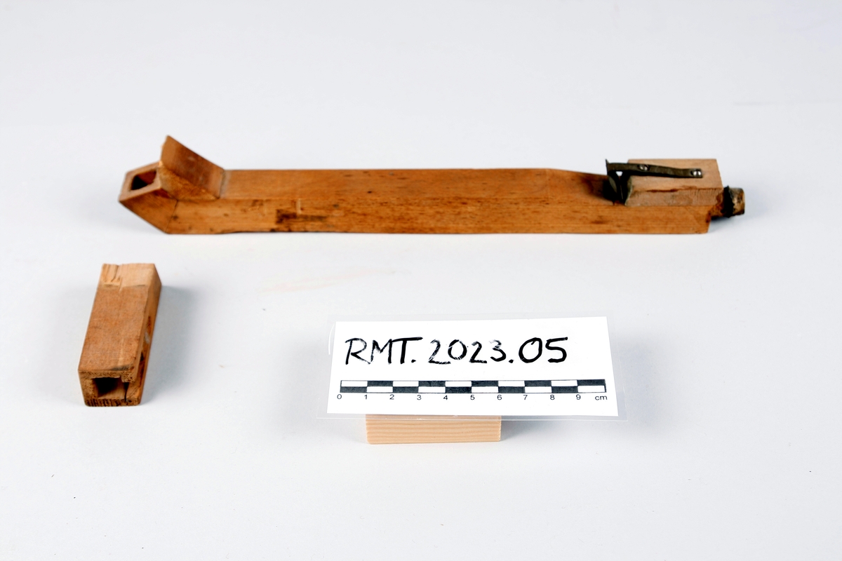 Mekanisk instrument med 8 melodier, 44 toner og 5(?) register.
Repertoar fra 1910-tallet, tysk/fransk populær musikk.

Kasse i tre, på fire hjørneben med messingbeslagfastmontert på bunnplate, muligens sekundært. Håndtak av messing på hver kortside. Todelt lokk, én del dekker sylinderen av tre, den andre delen dekker pipene. 

Piper, i hovedsak av nåletre (med front og forslag av løvtre, og stemmeplater i messing og zink?). Ialt fire sleifer (muligens én stemme i tillegg). Tre stemmer (?) står på vindlade, én stemme med liggende piper under kassen, samt 13 bambus-rør på undersien (ukjent stemmefunksjon, muligens noen form av perkusjon?). Stemmer sett forfra på vindladen: 

- 17 stk. dekket fasadepiper, hvitmalt forside, plassert i pyramideform + 5 gedakt (1 mangler hatt) + 2 gedakt, hjørnepiper
- 1 gedakt +18 åpne, i pyramideform + 1 åpen og 3 gedakt
- 4 åpne piper i vinkel (1 mangler)(detaljebilder største, t.v.)+ 8 åpne + 5 gedakt
- 19 gedakt, liggende piper i vinkel (underside)
- 13 bambusstaver (undersde, uklar funksjon)

Sylinder av tre med metallstifter. Sylinderen trukket med hvitt papir. Aksel av messing. I alt åtte melodier. Melodiene kan endres ved at sylinderen trekkes fram og tilbake, låsmekanisme i messing på kassens side. Melodinavn på melodikort (se sep. dokument: "Innskrifter").

Spilleverk inne i kassen. En sveiv pumper luft til pipene via en  belg og setter samtidlig valsen i bevegelse.