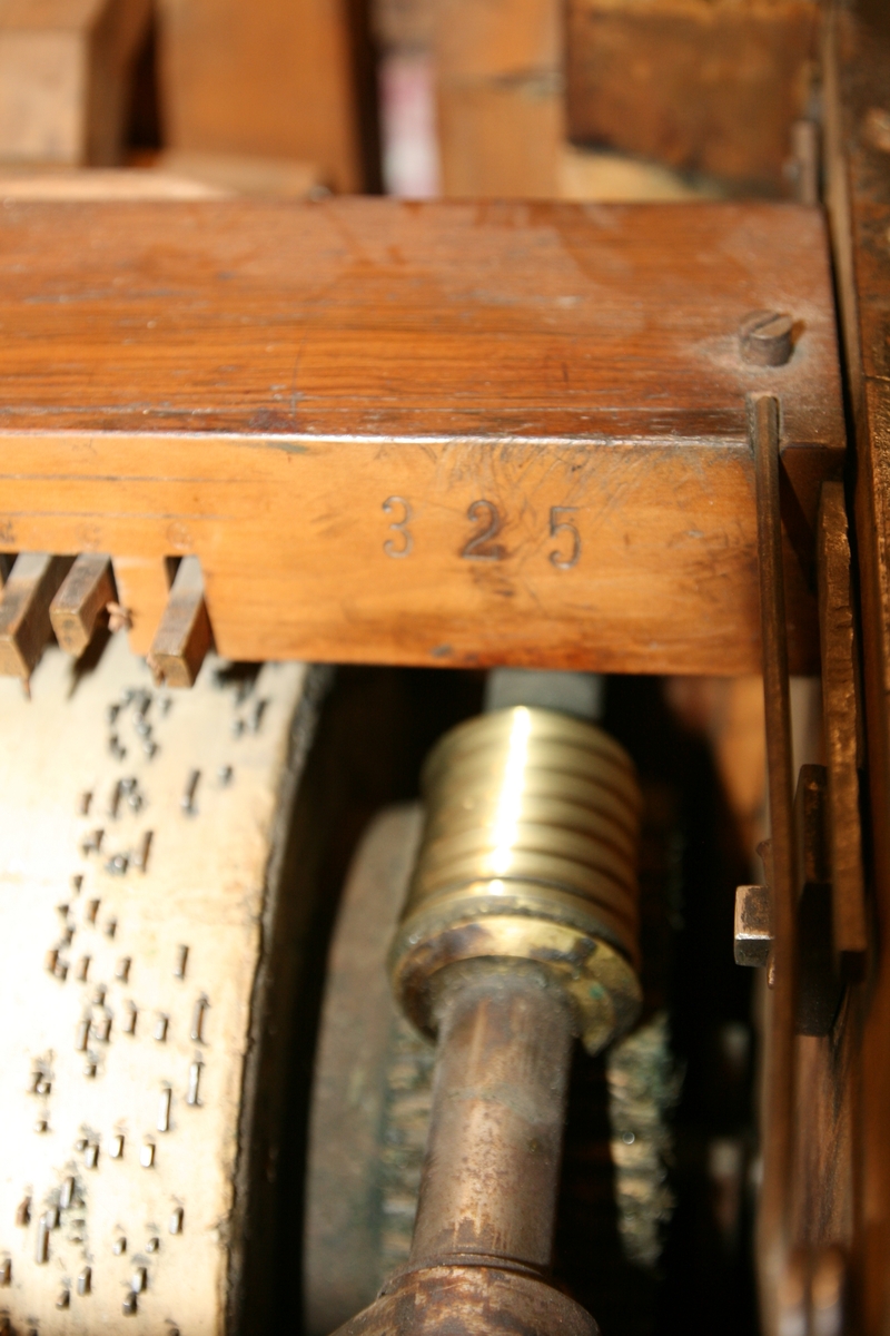 Mekanisk instrument med 8 melodier, 44 toner og 5(?) register.
Repertoar fra 1910-tallet, tysk/fransk populær musikk.

Kasse i tre, på fire hjørneben med messingbeslagfastmontert på bunnplate, muligens sekundært. Håndtak av messing på hver kortside. Todelt lokk, én del dekker sylinderen av tre, den andre delen dekker pipene. 

Piper, i hovedsak av nåletre (med front og forslag av løvtre, og stemmeplater i messing og zink?). Ialt fire sleifer (muligens én stemme i tillegg). Tre stemmer (?) står på vindlade, én stemme med liggende piper under kassen, samt 13 bambus-rør på undersien (ukjent stemmefunksjon, muligens noen form av perkusjon?). Stemmer sett forfra på vindladen: 

- 17 stk. dekket fasadepiper, hvitmalt forside, plassert i pyramideform + 5 gedakt (1 mangler hatt) + 2 gedakt, hjørnepiper
- 1 gedakt +18 åpne, i pyramideform + 1 åpen og 3 gedakt
- 4 åpne piper i vinkel (1 mangler)(detaljebilder største, t.v.)+ 8 åpne + 5 gedakt
- 19 gedakt, liggende piper i vinkel (underside)
- 13 bambusstaver (undersde, uklar funksjon)

Sylinder av tre med metallstifter. Sylinderen trukket med hvitt papir. Aksel av messing. I alt åtte melodier. Melodiene kan endres ved at sylinderen trekkes fram og tilbake, låsmekanisme i messing på kassens side. Melodinavn på melodikort (se sep. dokument: "Innskrifter").

Spilleverk inne i kassen. En sveiv pumper luft til pipene via en  belg og setter samtidlig valsen i bevegelse.