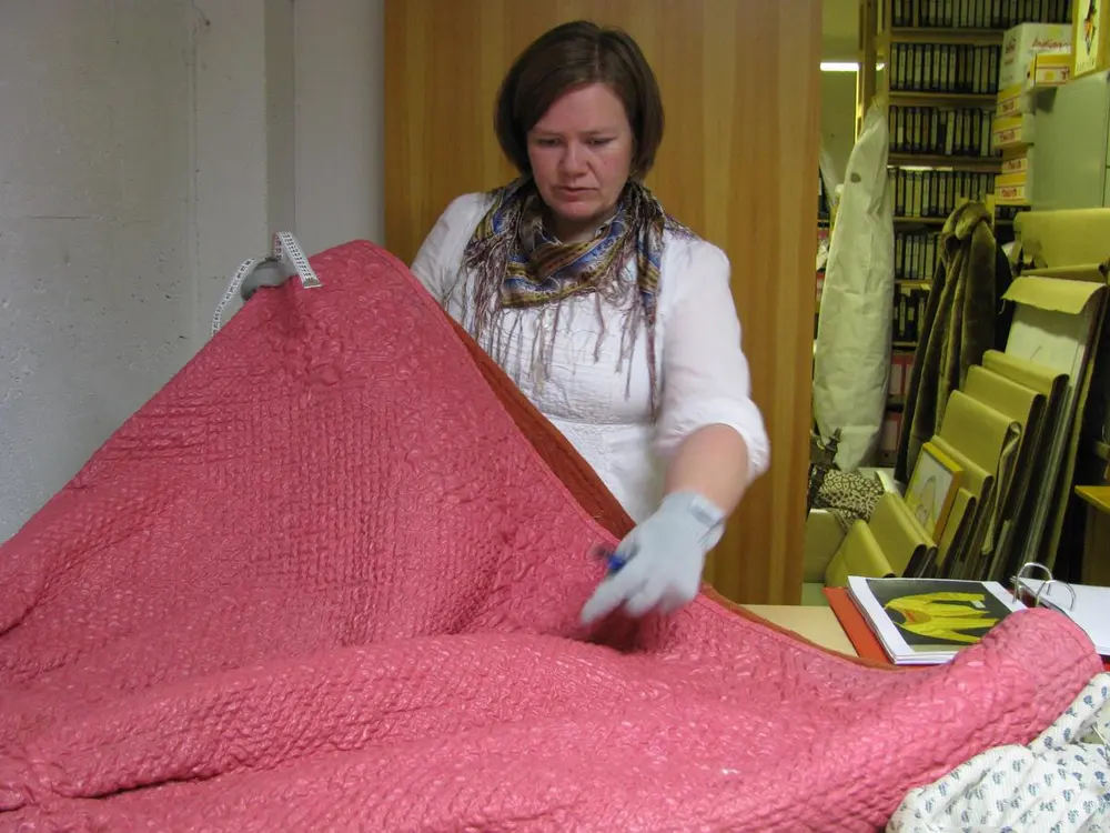 Kvinne registrerer en stakk