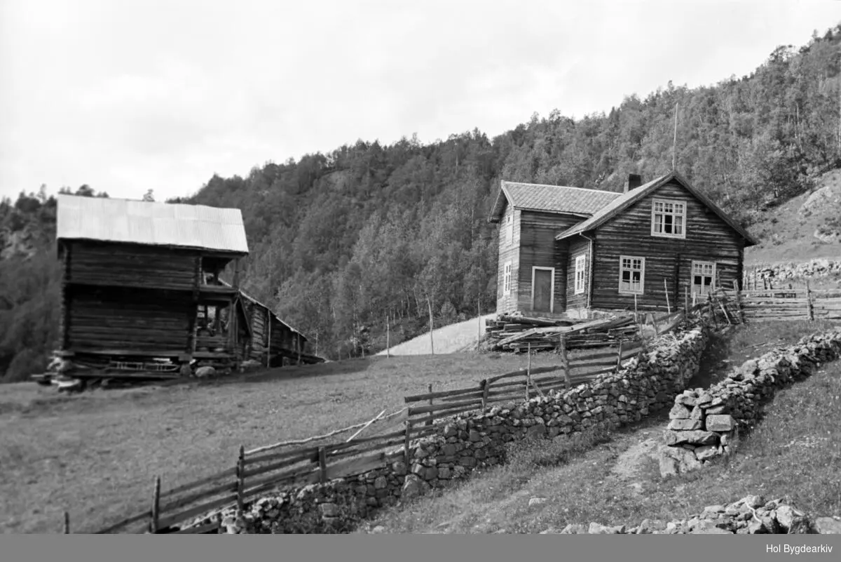 Gardsbruk, våningshus, hallingstugu, veranda, stabbur, steinmur