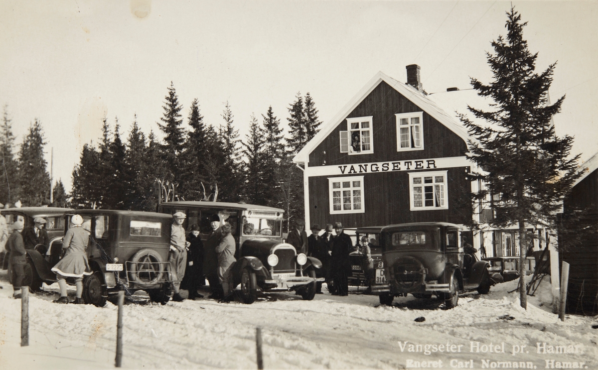 Postkort, Vang, Vangseter Hotell og Pensjonat, vinter, gjester, biler med registreringsnummer: 
D 2270, Buss D 108, D 3143,