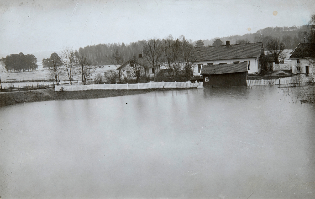 Postkort, Vang, Broberg, storflommen 1927, Flagstadelva gå over sine bredder, Åkersvika i bakgrunnen,