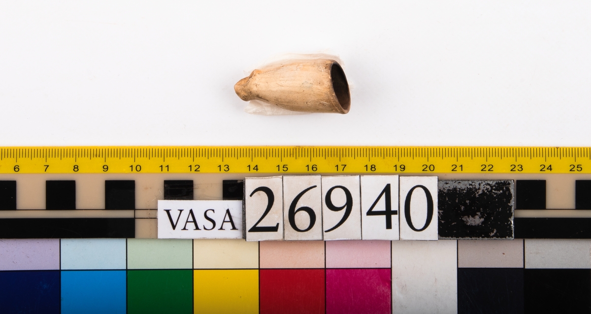 Piphuvud. 
Pipan bruten och saknar skaft.