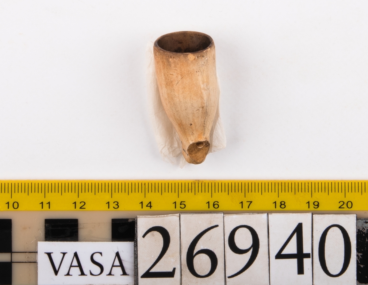 Piphuvud. 
Pipan bruten och saknar skaft.