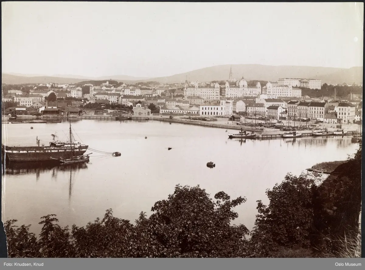utsikt, fjord, havn, seilfartøyer, dampbåter, bygårder, Akers mek. Verksted, Vestbanestasjonen, Victoria terrasse, Slottet