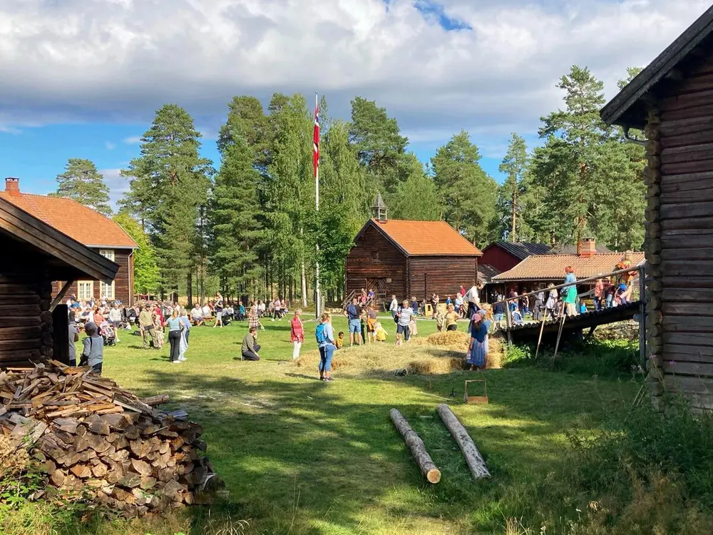 Oversiktsbilde over Barnas dag 2022, mange store og små tilstede.