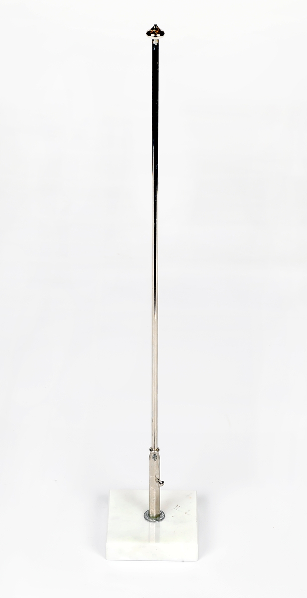 Bordfaner fra Christiansfjeld Festning. 7 faner totalt, 3 stativer til å henge dem i.

Fanene er røde, med gullbånd og tråd til border og frynser. Det er trykket på med gullfarge; et monogram for Christian V 1685 og "Christianfield Festning Elverum".
Fanestengene er også gullfarget.

Selve stativene består av en metalstolpe, skrudd fast i en kloss av stein.