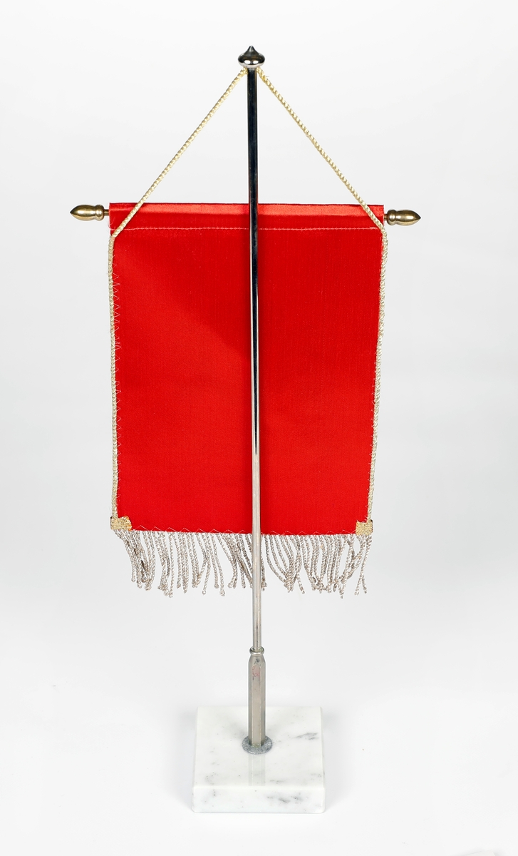 Bordfaner fra Christiansfjeld Festning. 7 faner totalt, 3 stativer til å henge dem i.

Fanene er røde, med gullbånd og tråd til border og frynser. Det er trykket på med gullfarge; et monogram for Christian V 1685 og "Christianfield Festning Elverum".
Fanestengene er også gullfarget.

Selve stativene består av en metalstolpe, skrudd fast i en kloss av stein.