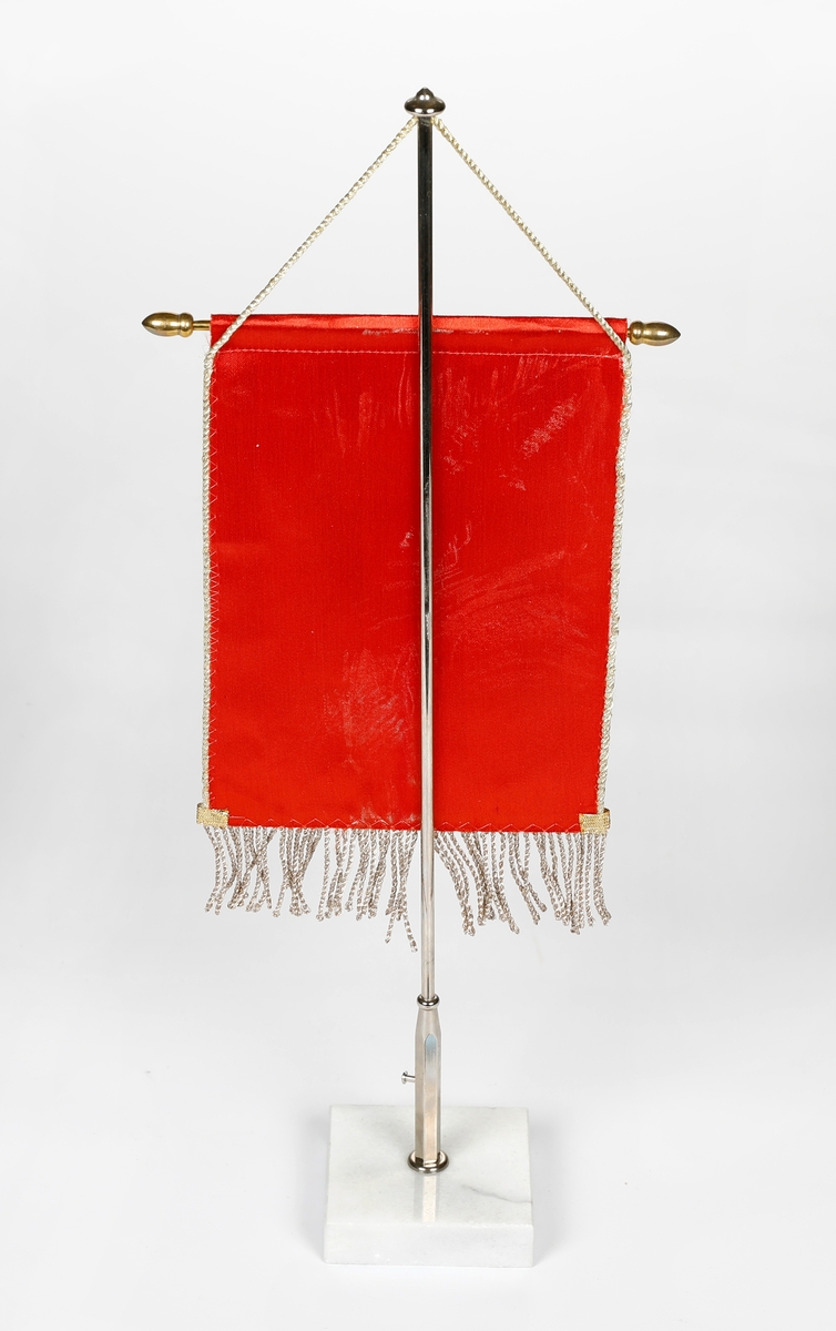 Bordfaner fra Christiansfjeld Festning. 7 faner totalt, 3 stativer til å henge dem i.

Fanene er røde, med gullbånd og tråd til border og frynser. Det er trykket på med gullfarge; et monogram for Christian V 1685 og "Christianfield Festning Elverum".
Fanestengene er også gullfarget.

Selve stativene består av en metalstolpe, skrudd fast i en kloss av stein.