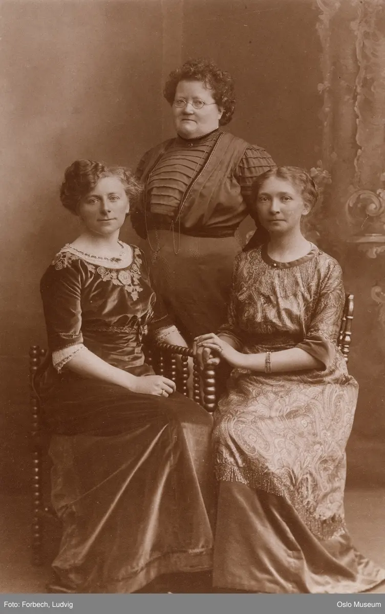 trippelportrett, kvinner, sittende og stående helfigur