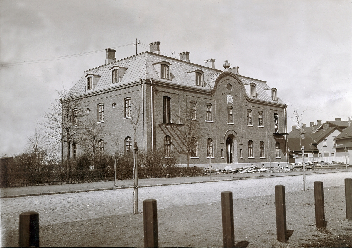 Ur byggmästare Johannes Nilssons fotoalbum från 1914. Tingshuset i Falkenberg under uppförande på Nygatan 41 i kv Kyrkan. De två häradsrätterna Årstad och Faurås gick samman 1907 till ett tingslag med detta gemensamma tingshus. Arkitekt var Fredrik Dahlberg och Nilsson var byggmästare. Tingshuset placerade med närhet till både järnväg och kyrka. (Se även bildnr VMA11716 D80)