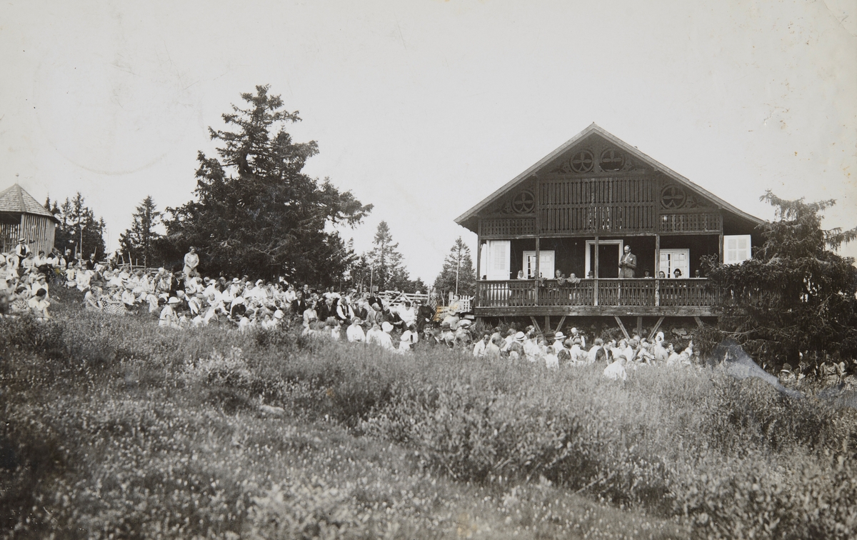 Postkort, Vang almenning, Brumundsætra, friluftsgudstjeneste, stor guppe menighet på tunet, Brumund seter, setergudstjeneste,