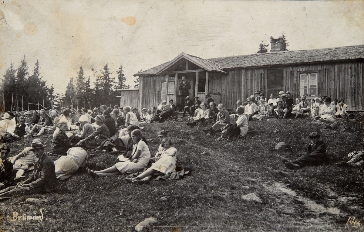 Postkort, Vang almenning, Brumundsætra, friluftsgudstjeneste, stor guppe menighet på tunet, Brumund seter,