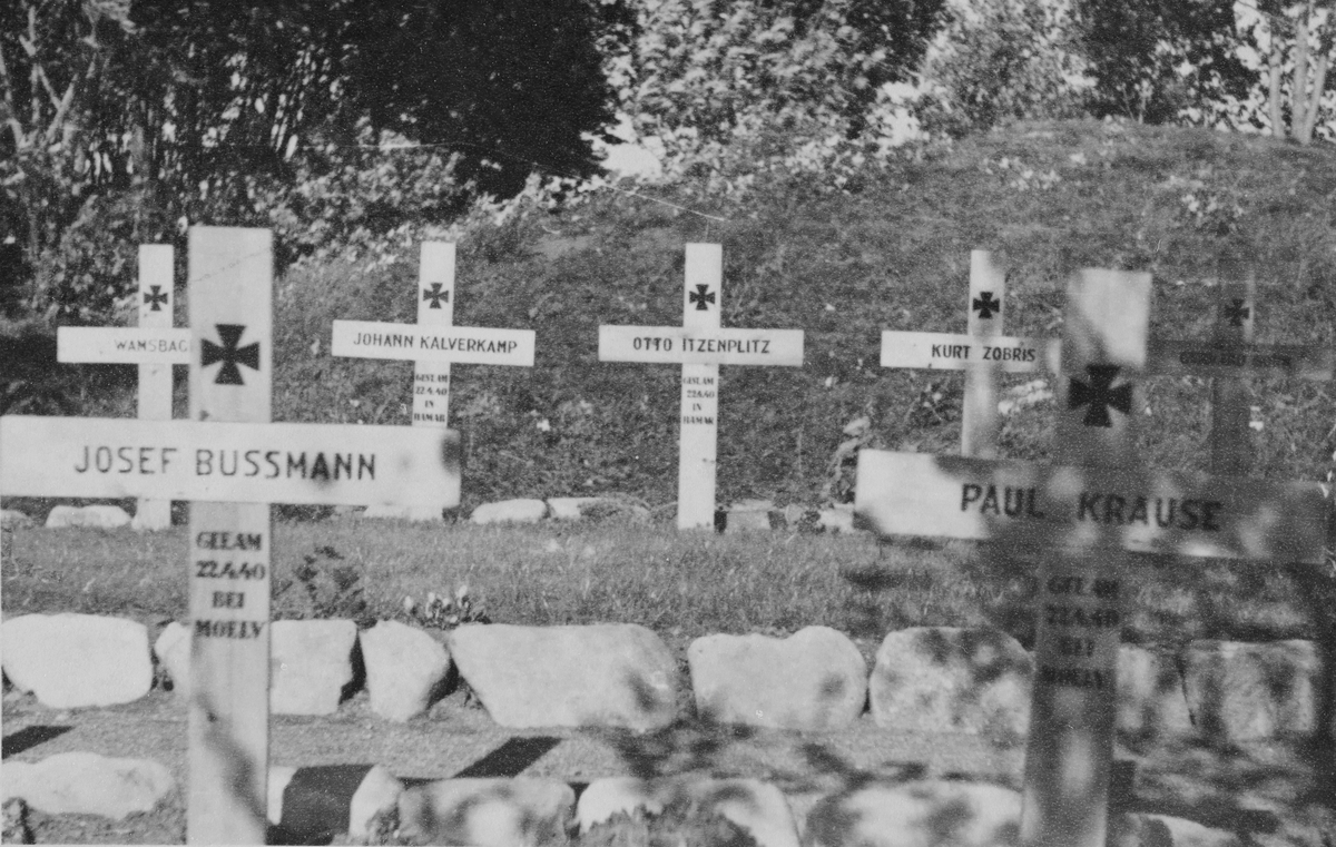 Vang kirkegård, Ridabu, gravplass for falne tyske soldater under andre verdenskrig, kors med navn,
Johann Kalverkamp d. 22. april i Hamar, Otto Itzenplitz d. 22. april 1940 i Hamar, Kurt Zobris, Josef Bussmann d. 22. april i Moelv, Paul Krause d 22, april 1940 i Moelv,