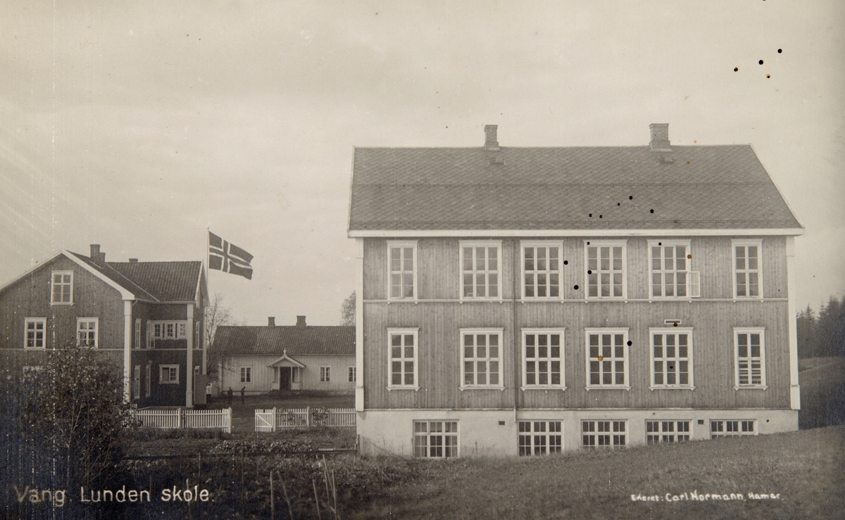 Postkort, Vang, Lunden skole, skolebygninger. Den nærmeste skolebygningen ble bygd i 1920-1921.