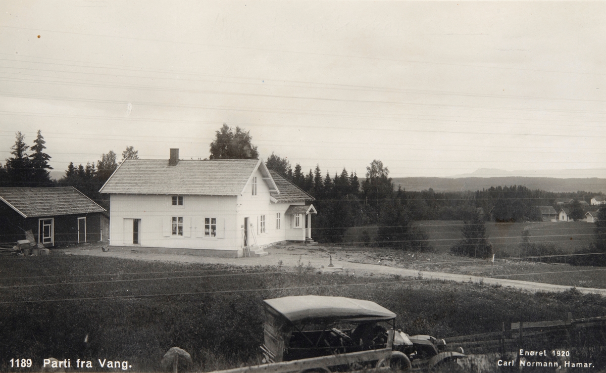 Postkort, Vang, landhandel, butikk, Parti fra Vang, Vang Kooperative Selskap etablert rundt 1920 med M. J. Søberg som bestyrer, fotografens bil i forgrunnen ?