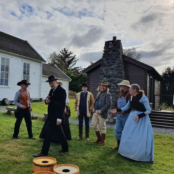 Gjeng kvinner og menn kledd i westernklær