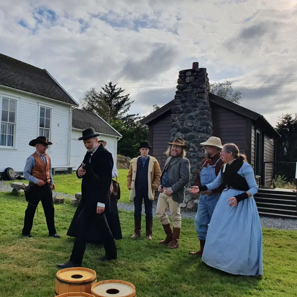 Gjeng kvinner og menn kledd i westernklær