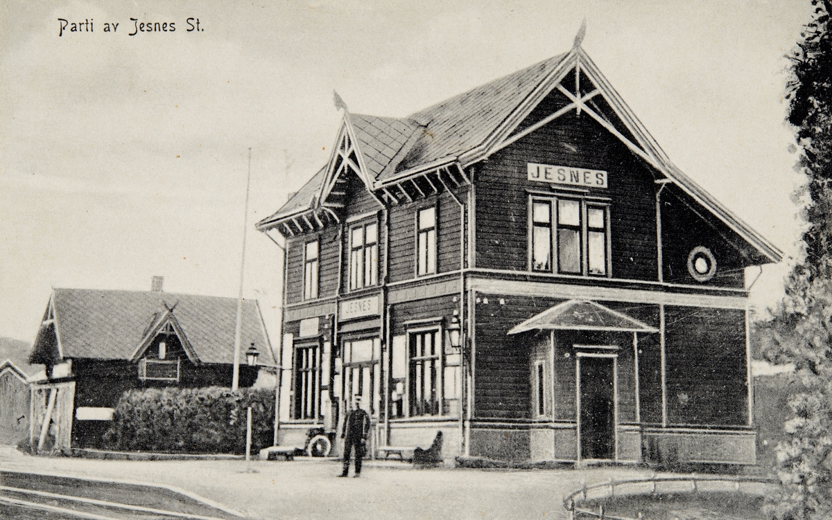 Postkort, Ringsaker, Furnes, Jessnes stasjon, stasjonsmesteren på perrongen,    
Navneendringer: Furnes stasjon 1894-1896, Jesnes stasjon 1896-1921, Jessnes stasjon fra 23. april 1921,