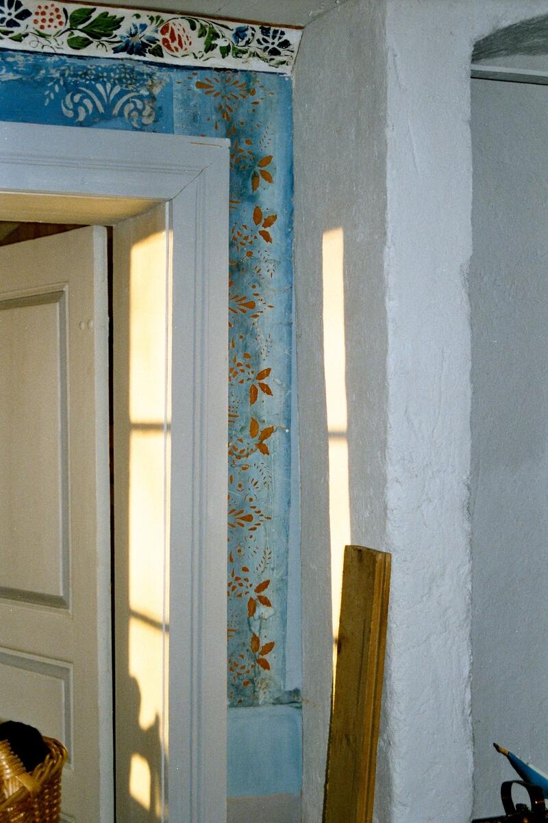 Väggmålning på Nils Nilsagården i Höje utförd av Anders Dahlström med hjälp av sonen Daniel Dahlström 1842.
Rum på övervåningen med dekorationer utförda i limfärg på papp. Bröstningen är stänkmålad och ovanför finns ett måleri i intensivt blått, med vita och röda schabloner, som imiterar en iristapet. Taklisten har ett band av röda och blå blommor med gröna blad.