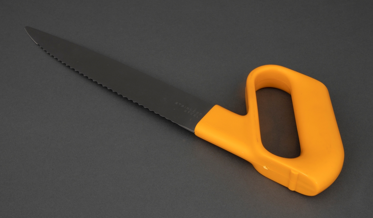 Brødkniv/ Kjøkkenkniv med håndtak i gul plast og bølgeslipt blad i rustfritt stål.