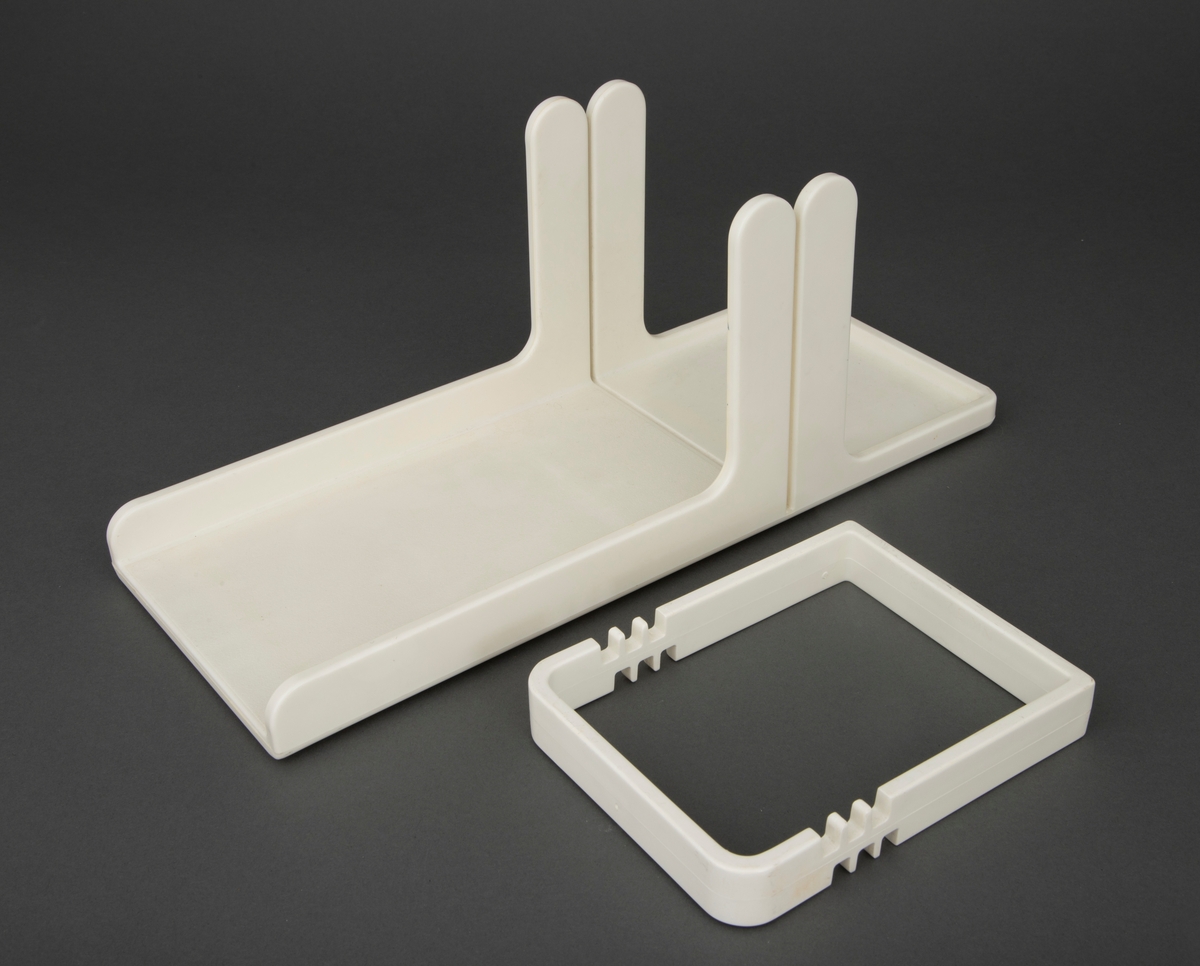 Skjærebrett som består av et støttebrett og en løs innsettingsramme, alt i hvit propenplast. Brettet har lave støttekanter og tvers over er det en slisse der knivene føres ved skjæring. Den løse rammen har seks par utsparinger som passer i brettets endekant og regulerer avstanden til skjæreslissen. På brettets underside er det seks små, grå plastklosser som hindrer brettet å gli.