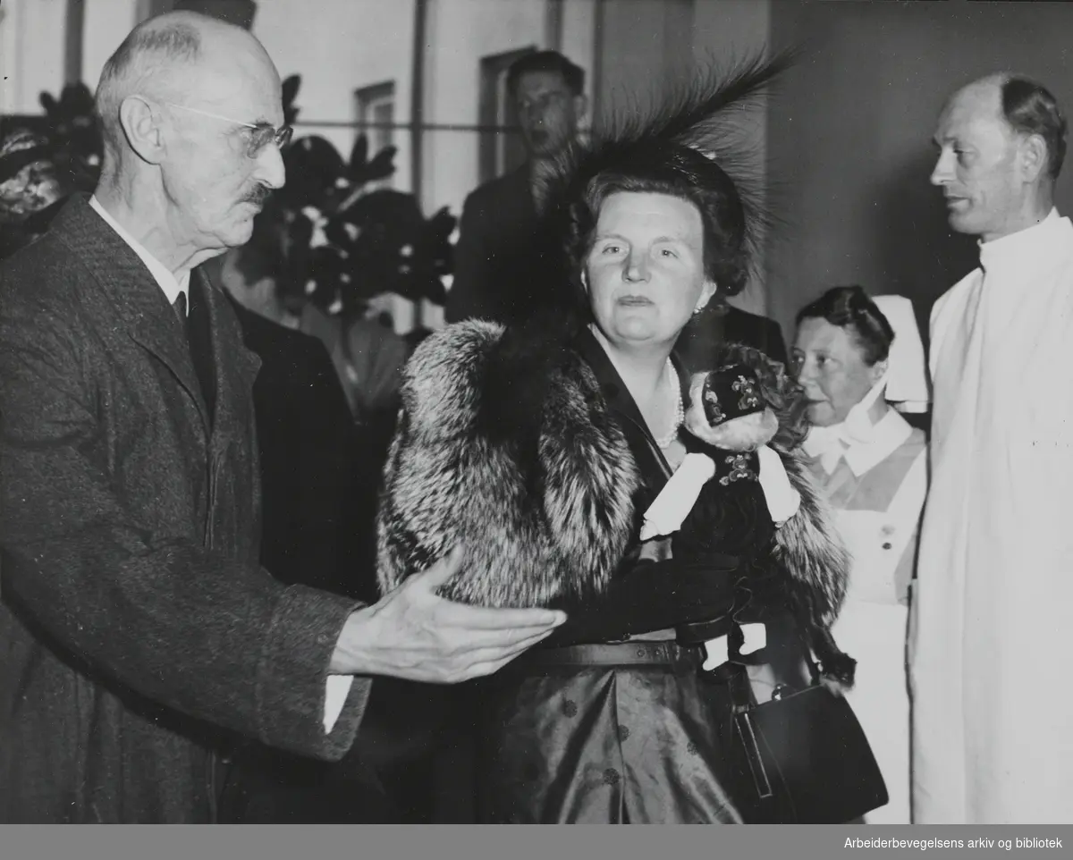 Dronning Juliana av Nederland på Oslo-besøk, 7 til 9 Mai 1953. Ønskes velkommen av Kong Haakon 7 på Rikshospitalets barneavdeling, torsdag 7 mai.