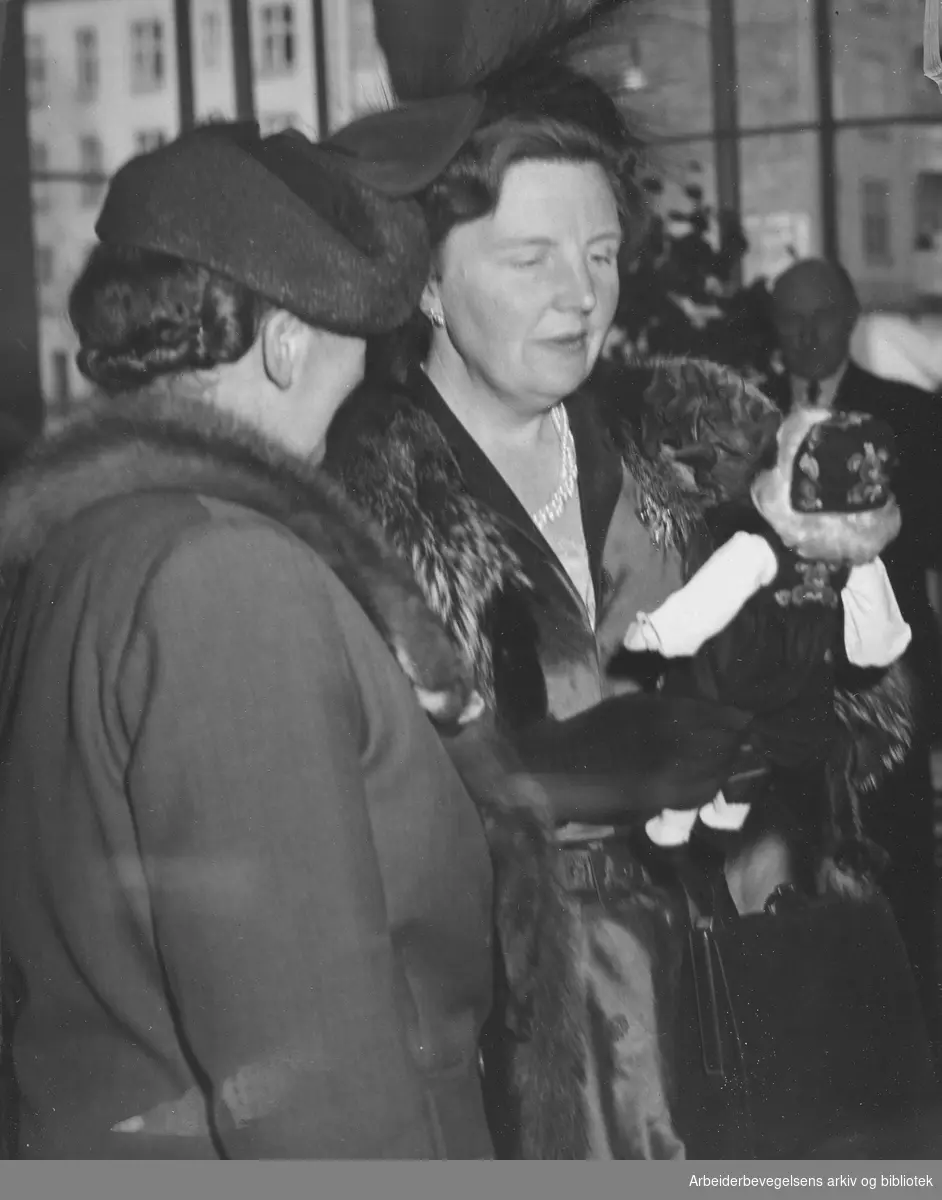 Dronning Juliana av Nederland på Oslo-besøk, 7 til 9 Mai 1953. Rikshospitalets barneavdeling, torsdag 7 mai.