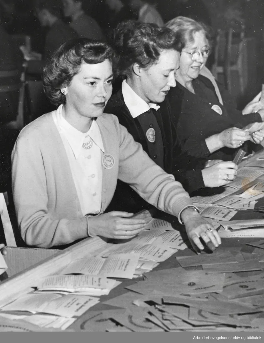 Stortingsvalget. 12. Oktober 1953. Stemmene telles.