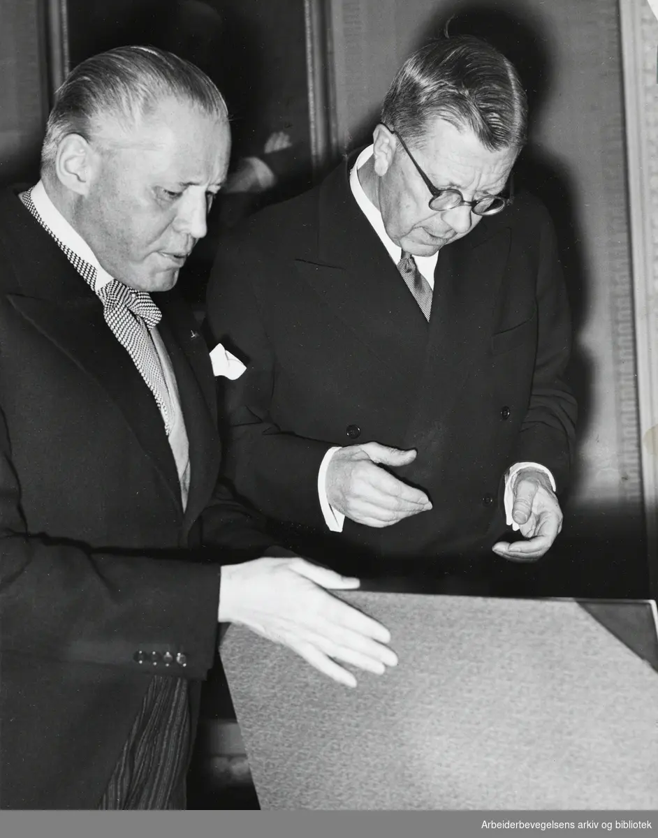 Kong Gustav VI Adolf besøker Oslo. Mars 1952. Direktør ved Kunstindustrimuséet, Thor Bendz Kielland er guide for kongen.