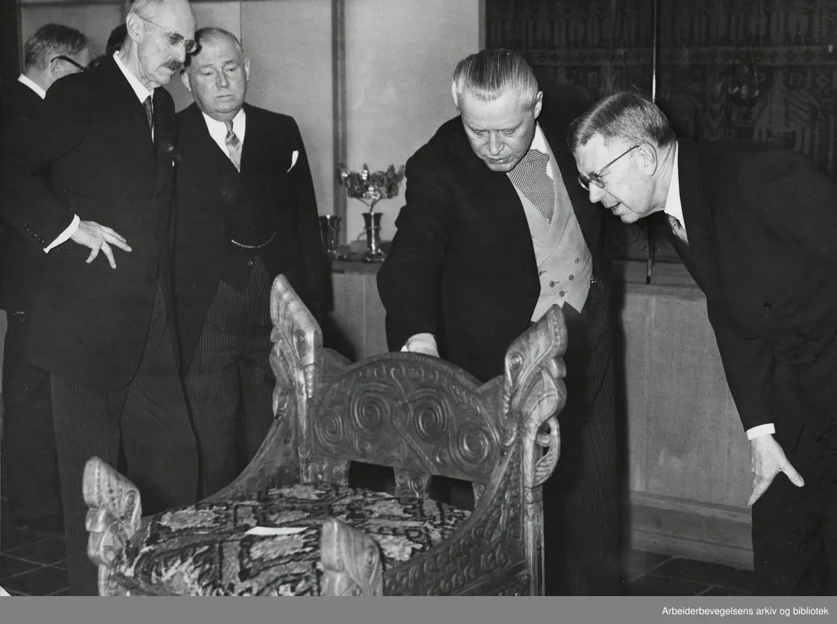 Kong Gustav VI Adolf besøker Oslo. Mars 1952. Direktør ved Kunstindustrimuséet, Thor Bendz Kielland er guide for kongen. Kong Haakon VII følger med i bakgrunnen.