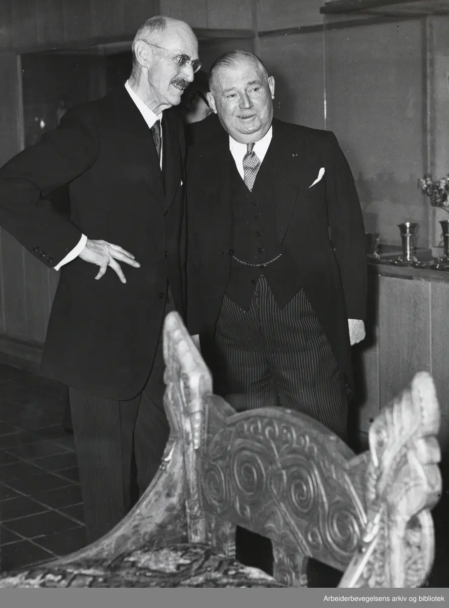 Kong Gustav VI Adolf besøker Oslo. Mars 1952. Direktør ved Kunstindustrimuséet, Thor Bendz Kielland er guide for svenskekongen mens Kong Haakon VII (og ukjent) følger med i bakgrunnen.