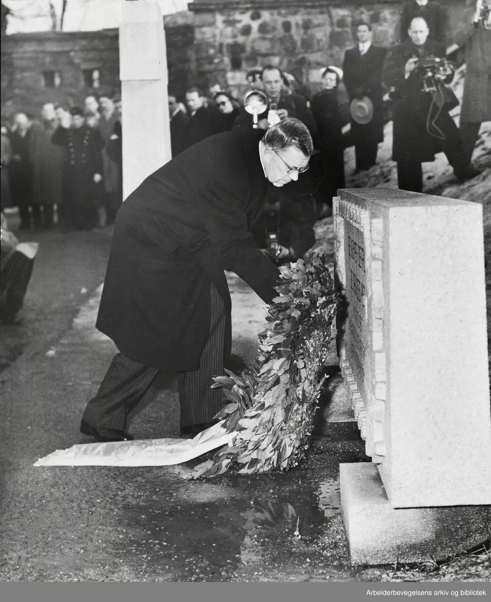 Kong Gustav VI Adolf besøker Oslo. 10. til 11. Mars 1952. Legger ned krans for de falne på Akershus Festning.