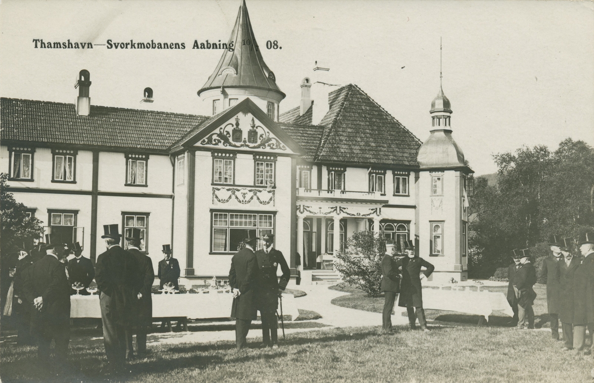 Kong Haakon VII  på Bårdshaug i hageselskap i anledning Thamshavn - Svorkmobanens åpning.