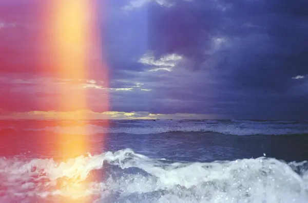 Et fotografi som viser horisonten, med hav i forgrunnen. Bildet er tatt av Julia Fjelddalen, fra serien "I’ve been in danger, going down cliffs, whitewater rivers, waterfalls".