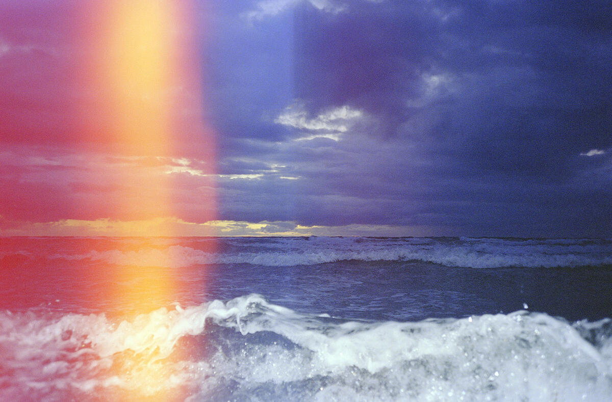 Et fotografi som viser horisonten, med hav i forgrunnen. Bildet er tatt av Julia Fjelddalen, fra serien "I’ve been in danger, going down cliffs, whitewater rivers, waterfalls".