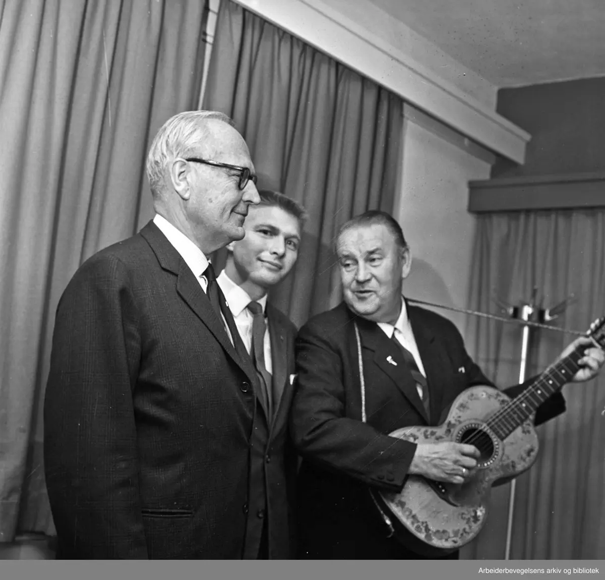 Valgkampen før Stortingsvalget 1965. Fra venstre: utenriksminister Halvard Lange, Egil Sekkelsten fra Nittedal Arbeiderparti og Alf Prøysen