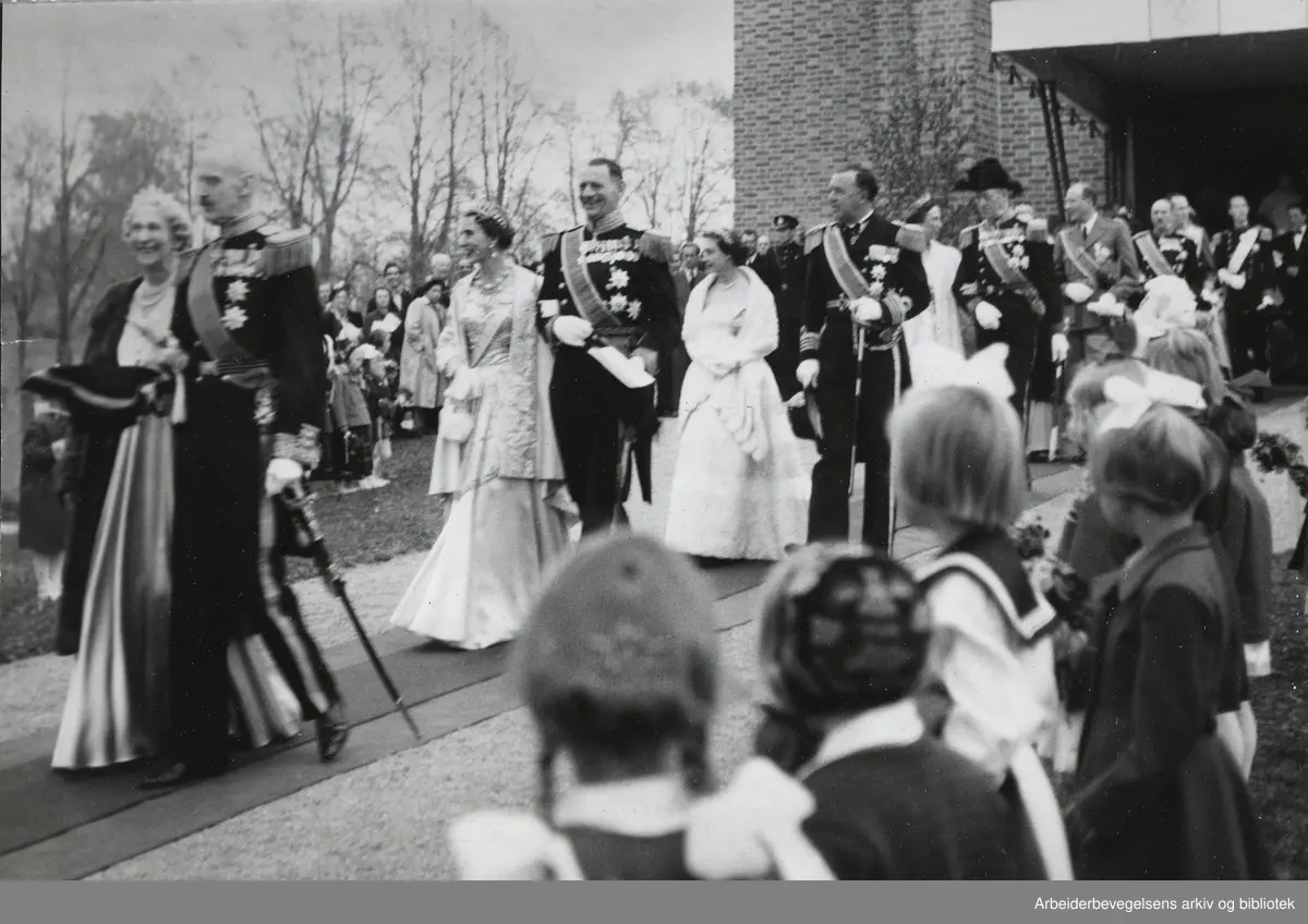 Prinsesse Ragnhild og Erling Lorentzens bryllup i Asker kirke. 15/5 1953. På bildet: Kong Haakon VII, Frederik IX av Danmark, Ingrid av Danmark, Ingeborg av Danmark, Elizabeth II av Storbritannia, Bertil av Sverige o. a.