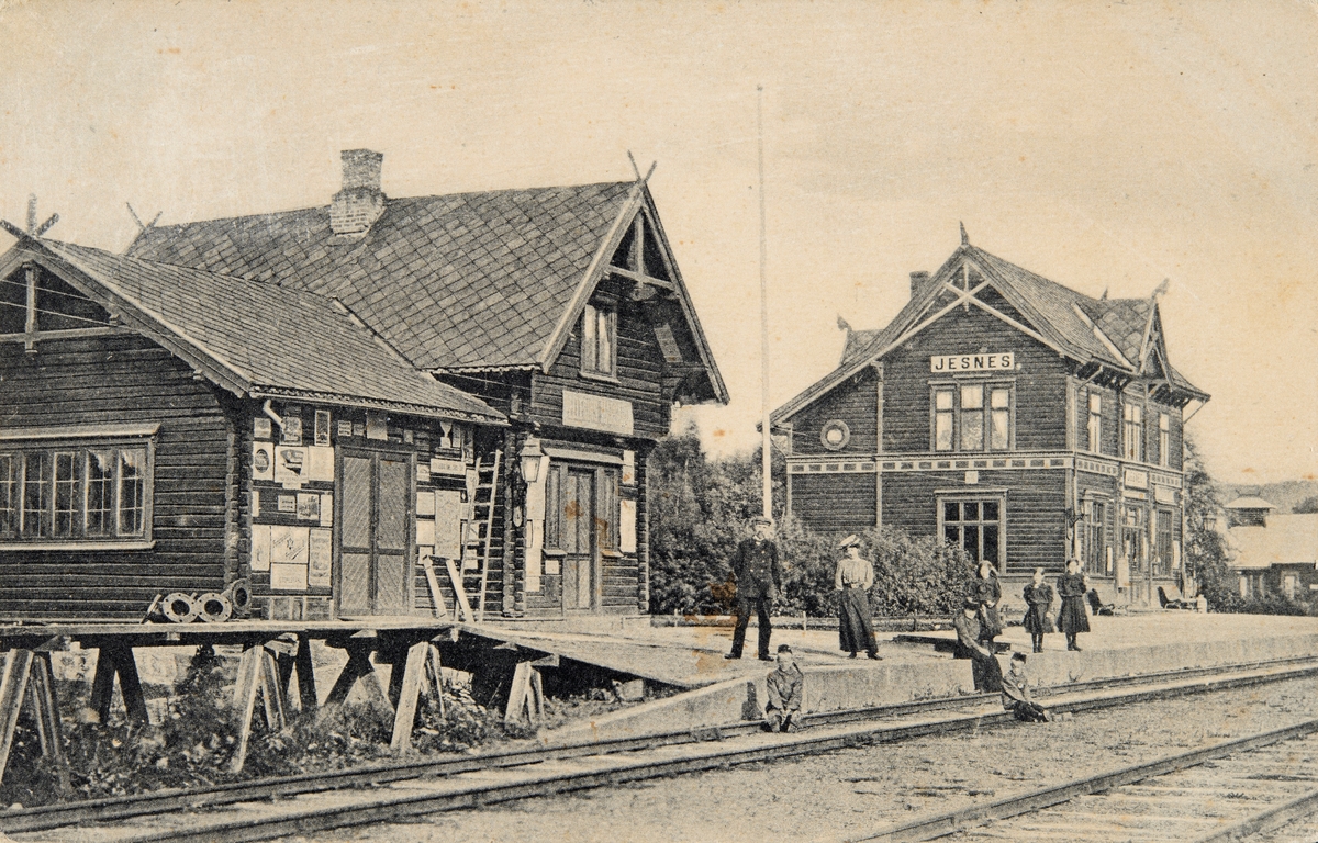 Postkort, Ringsaker, Furnes, Jessnes stasjon, stasjonsmesteren med familie på perrongen, godshus med reklame, lasterampe,    
Navneendringer: Furnes stasjon 1894-1896, Jesnes stasjon 1896-1921, Jessnes stasjon fra 23. april 1921,