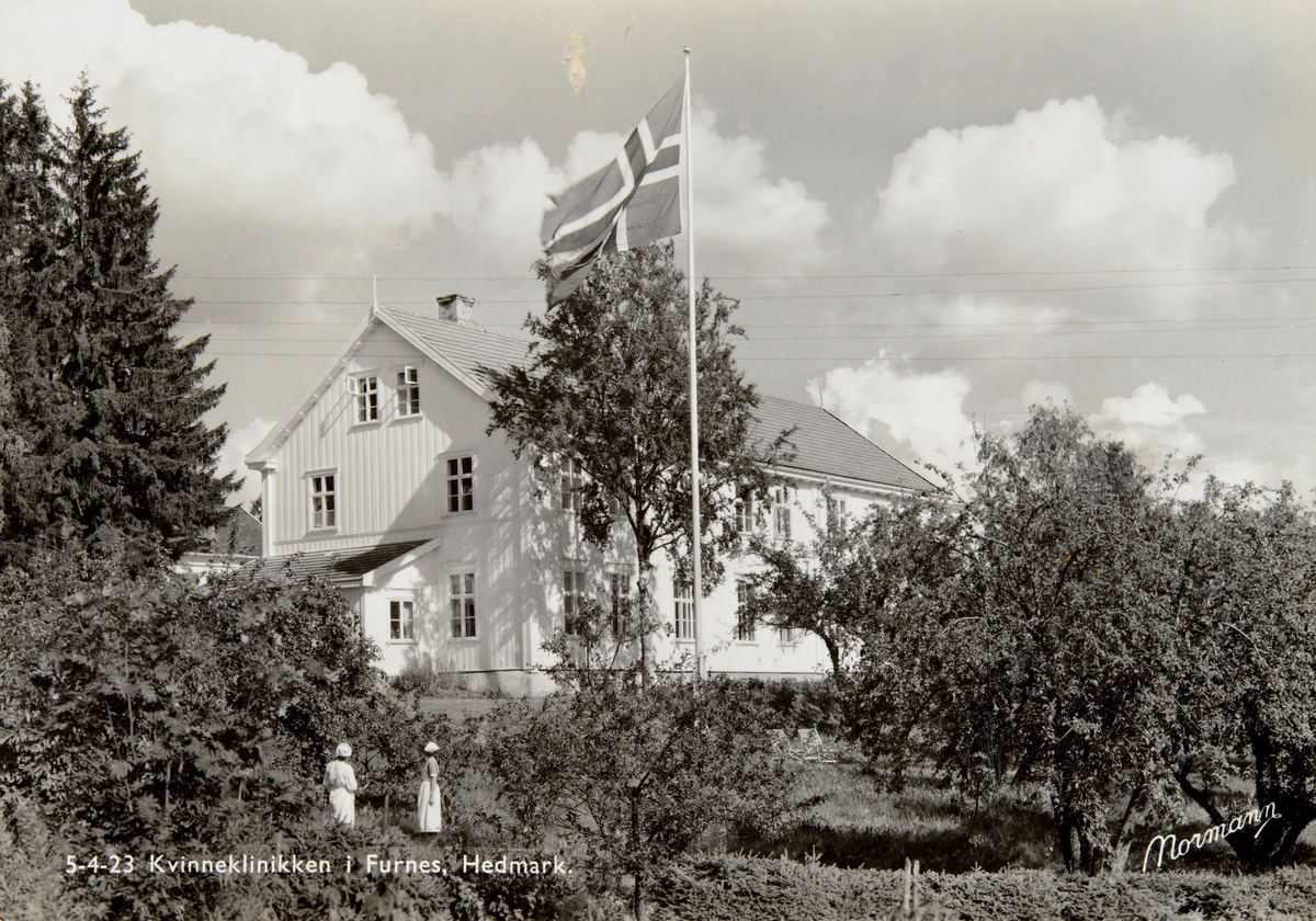 Postkort, Ringsaker, Furnes Kvinneklinikk, etablert i 1950, to sykesøstre i hagen,