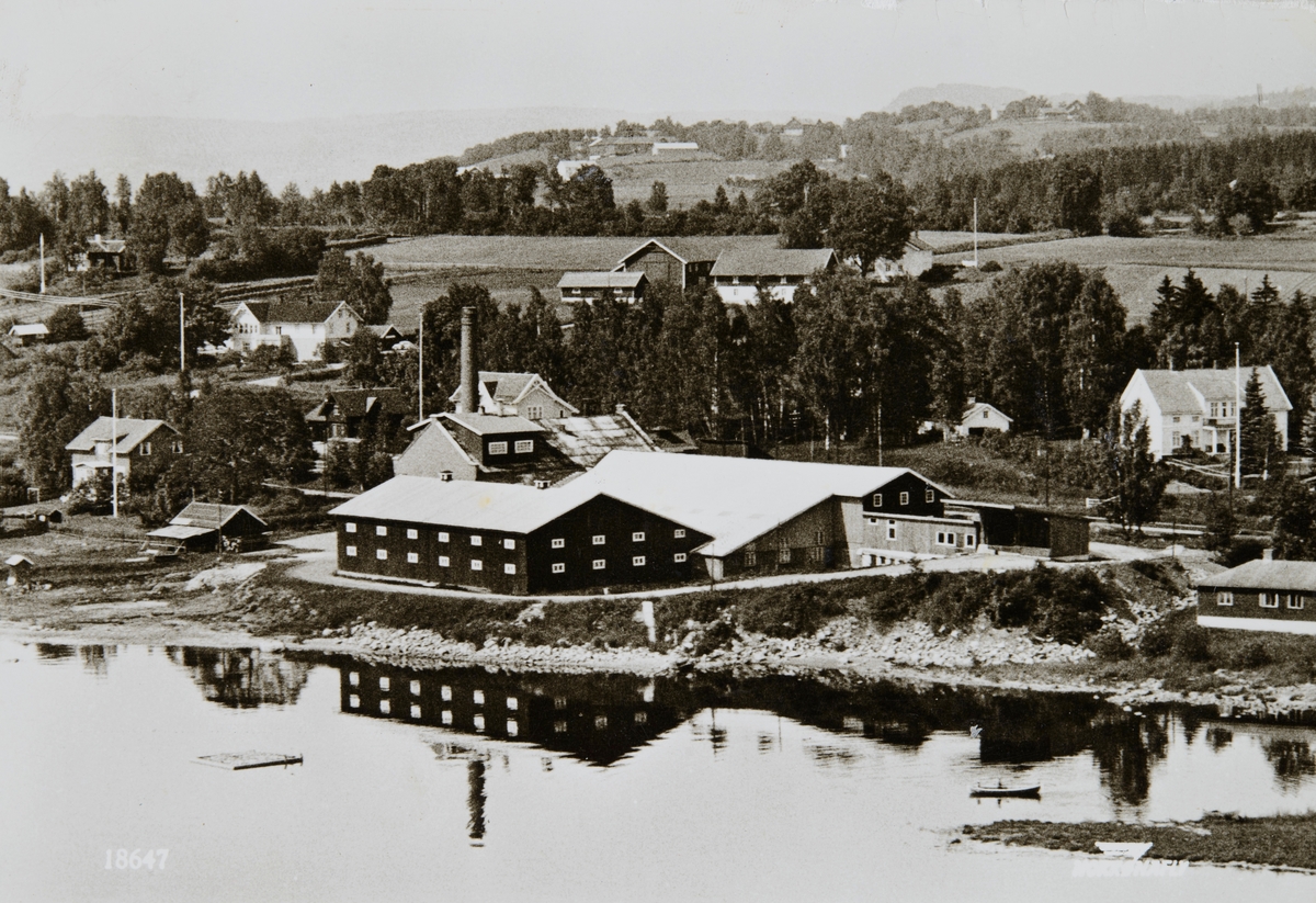 Postkort, Ringsaker, Furnes, flyfoto, Jessnes potetmelfabrikk, Andelslaget Hedemarkens Potetmelfabrikk, etablert i 1907 nedlagt 1977, fabrikkanlegg, til venstre ligger fabrikkens disponentbolig, Jessnes stasjon bak fabrikkpipa, i dag friluftsområde, Jessnesstranda 158,