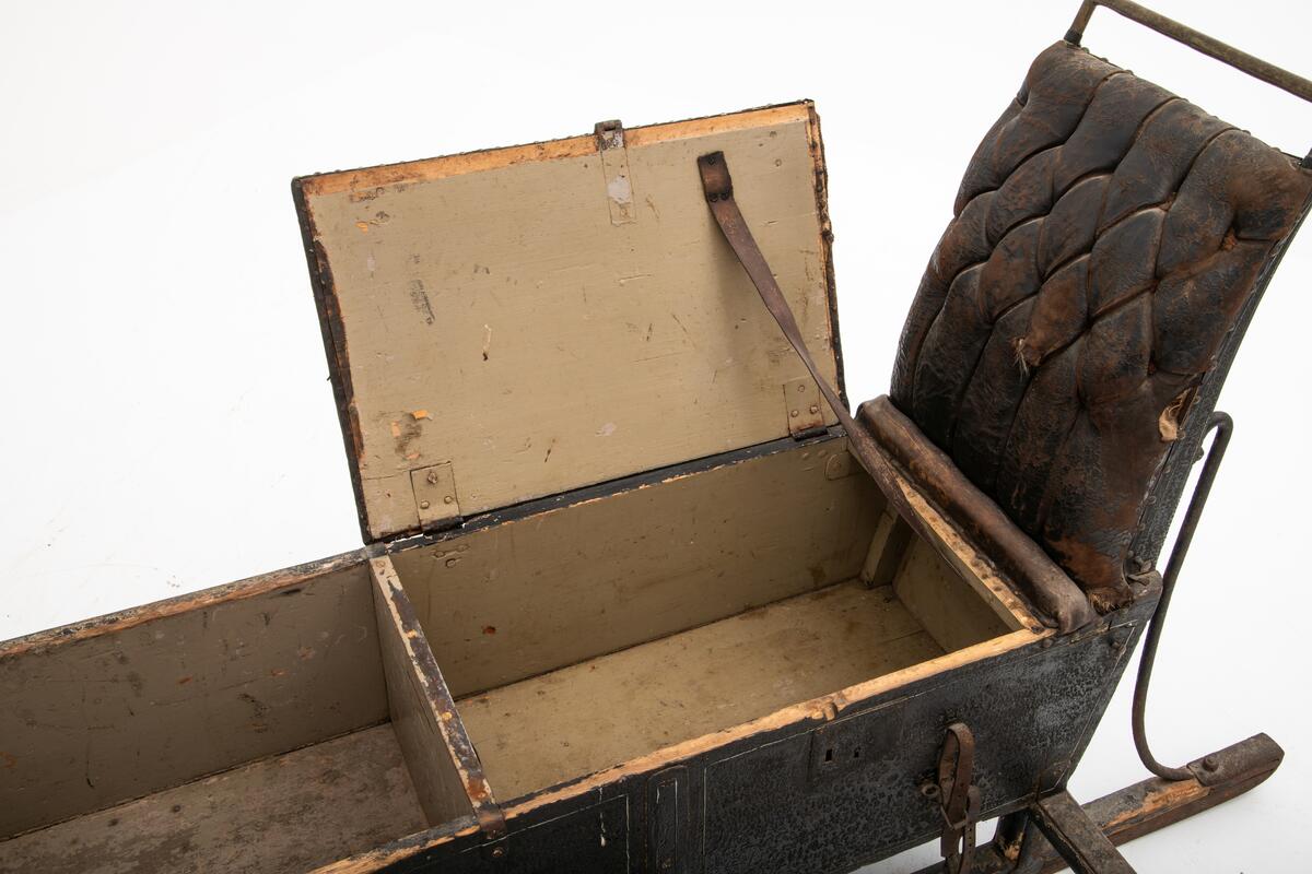 Gjenstanden, sleden, består av to deler: slede (husk) og drag. Dette skjemaet omhandler husken. 
Husk (for tømmermåler) fra Ødegården, Hernes, Elverum. Hedmark. 
Husken er malt svart utvendig med hvite kontraststriper. Innvendig er den gråmalt. Sete og rygg er trukket med svart skinn og stoppet med grisebust. Under setet er det låsbart rom med lærstropper for feste av smedredskap. Det er et lite rom foran i husken. Utvendig er det på begge sider reimer til fastgjøring av ski bl. a. Denne husken skal være av den smal- sporede og eldste typen. Kjøpt på auksjon på Møystad av Otto Melbye. 
Den er eid og brukt av skogeier og tømmermerker Hans Møystad, Hernes.