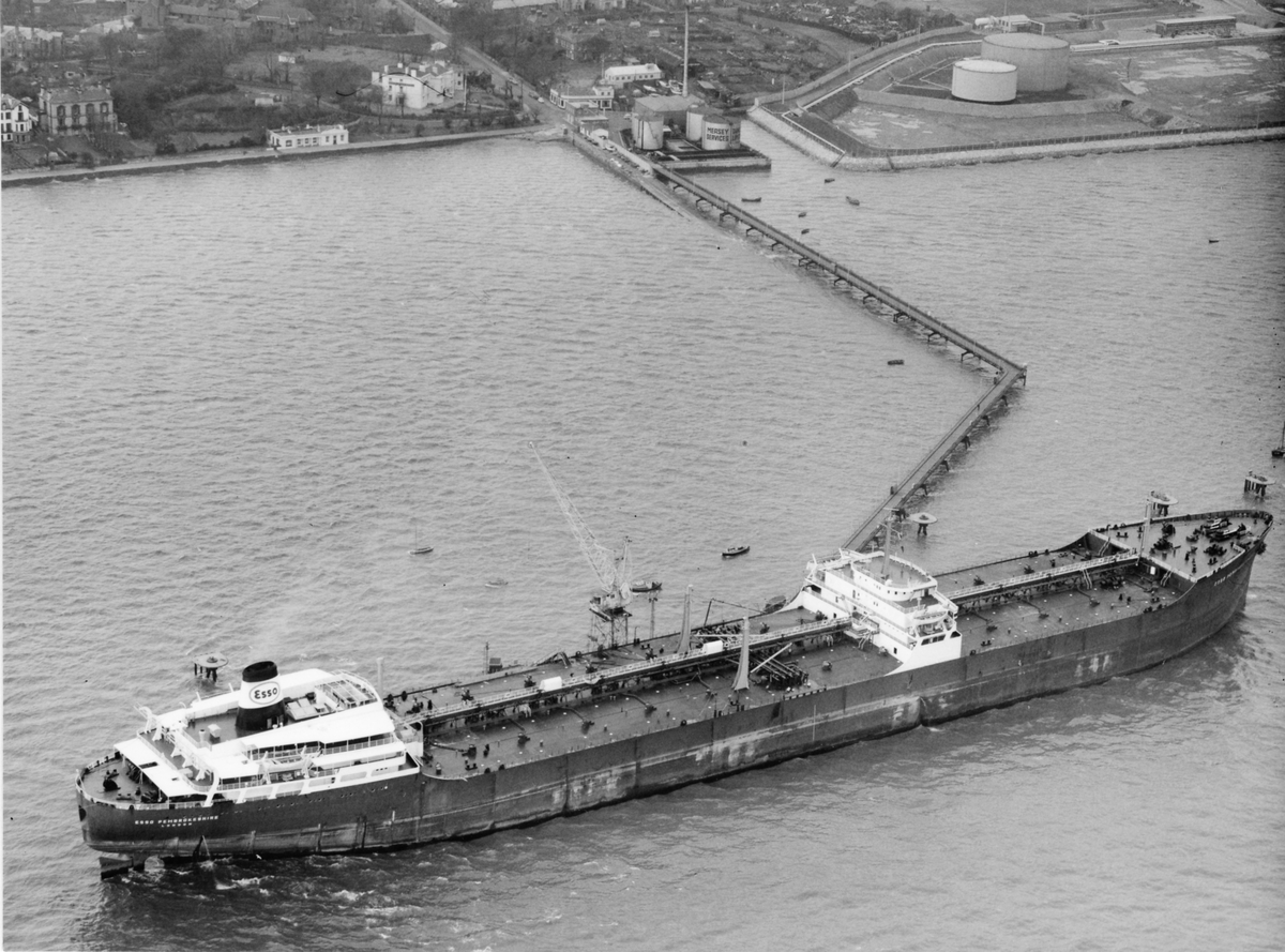 T/T Esso Pembrokeshire (b.1961, A.G. ”Weser”, Bremen) being gas freed and tank cleaned.