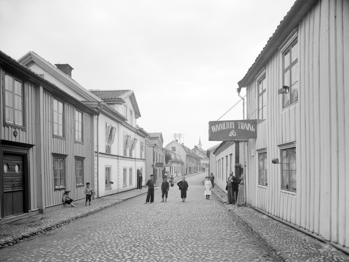 Parti av Storgatan i Vimmerby 1905. Vy mot öster. Närmast till höger låg vid tiden Vimmerby Tidnings redaktion.