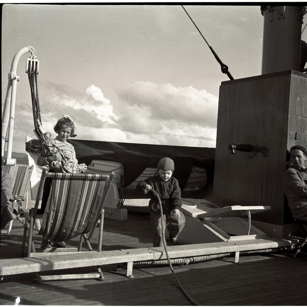 På reise fra Norge til Svalbard høsten 1952.   Muligens ombord i Lyngen.