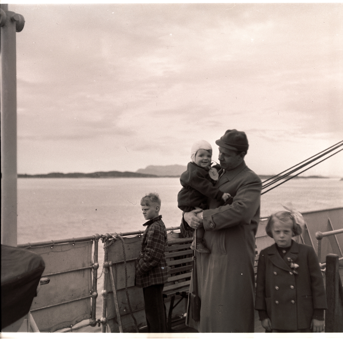 På reise fra Norge til Svalbard høsten 1952. Muligens ombord i Lyngen.