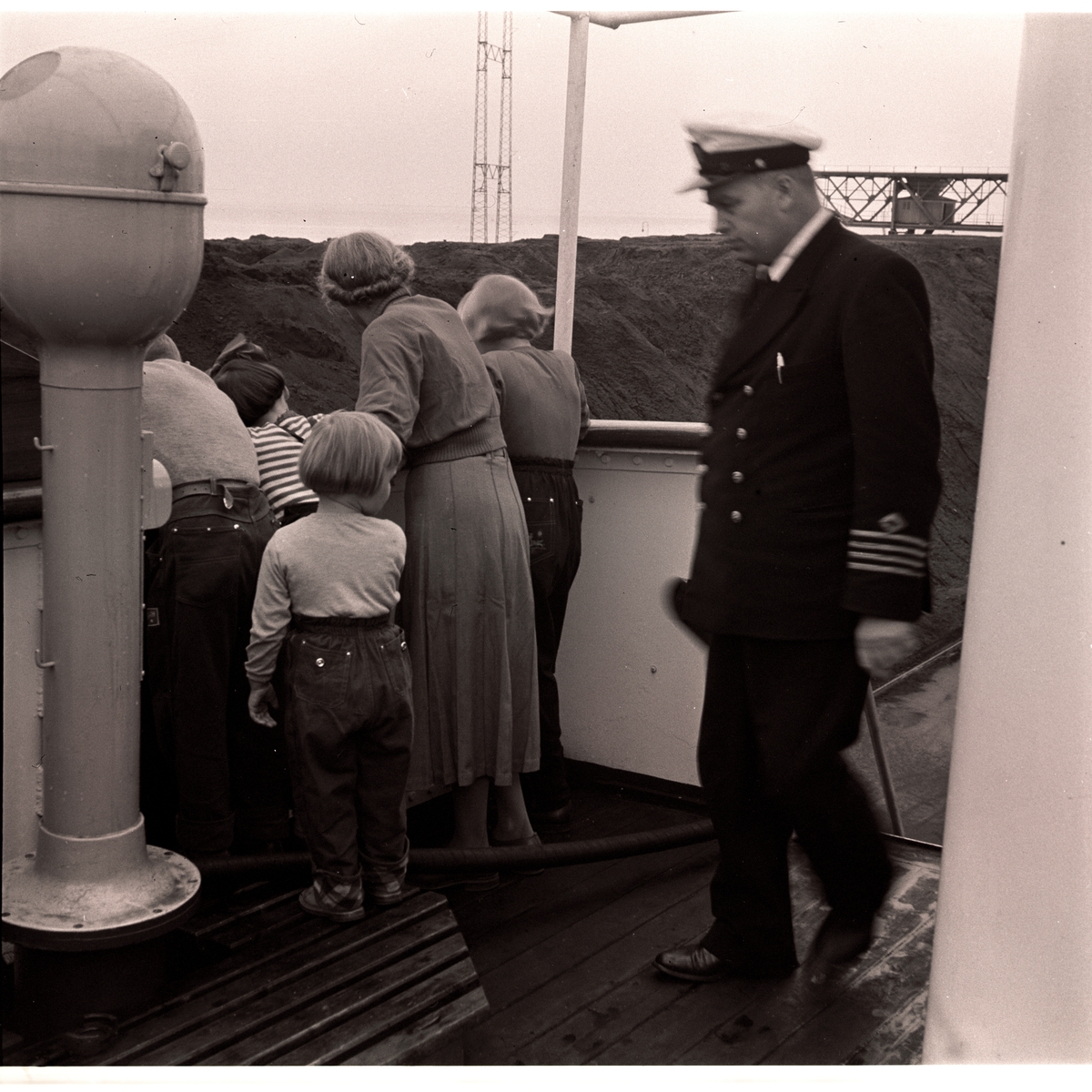 Ombord i Kjødebåten Ingerfire på reise til Svalbard etter sommerferie i Norge i september 1956. Her er de framme ved Hotellneset i Longyearbyen.Solveig, Ranveig, Randi, Tone og Eigil Nødtvedt. Kaptein Sverre W. Dale til høyre.